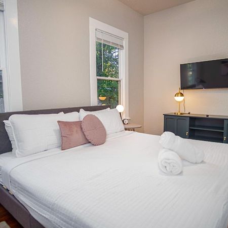 Chic Downtown Farmhouse With Garden And Bbq Grill San Antonio Kültér fotó