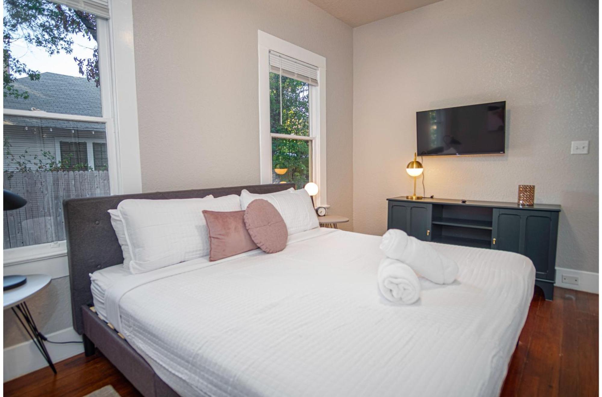 Chic Downtown Farmhouse With Garden And Bbq Grill San Antonio Kültér fotó